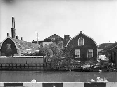 87193 Gezicht over de Vecht op enkele huizen aan de Veensteeg (rechts) te Utrecht; links het ovengebouw van de bakkerij ...